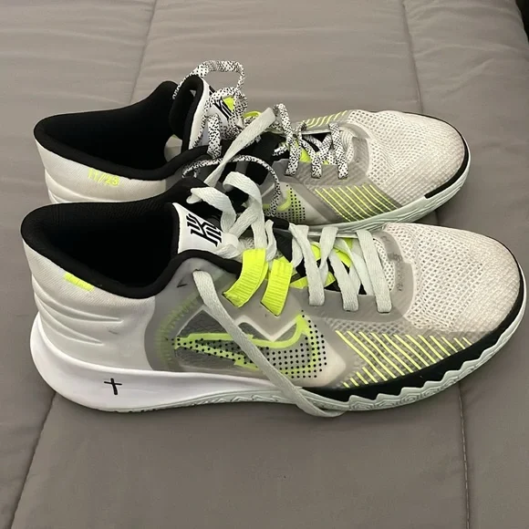 Kyrie flytrap - Picture 4 of 5